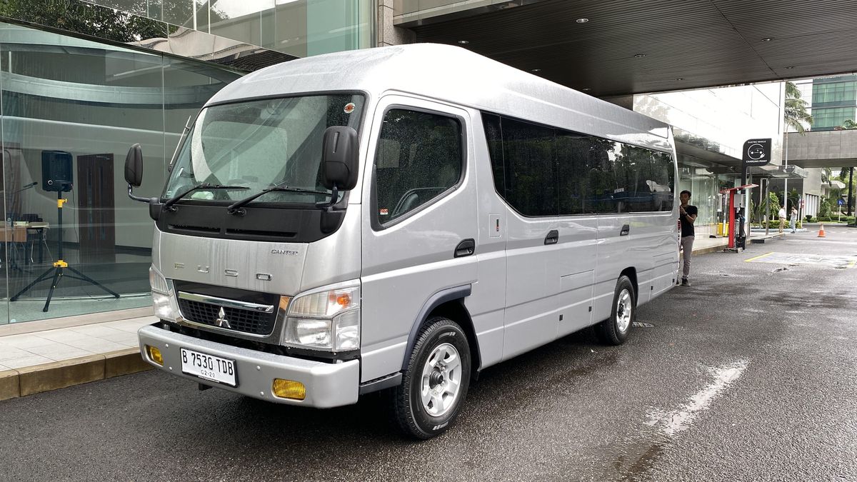 Mitsubishi Canter Bus 31 Seat
